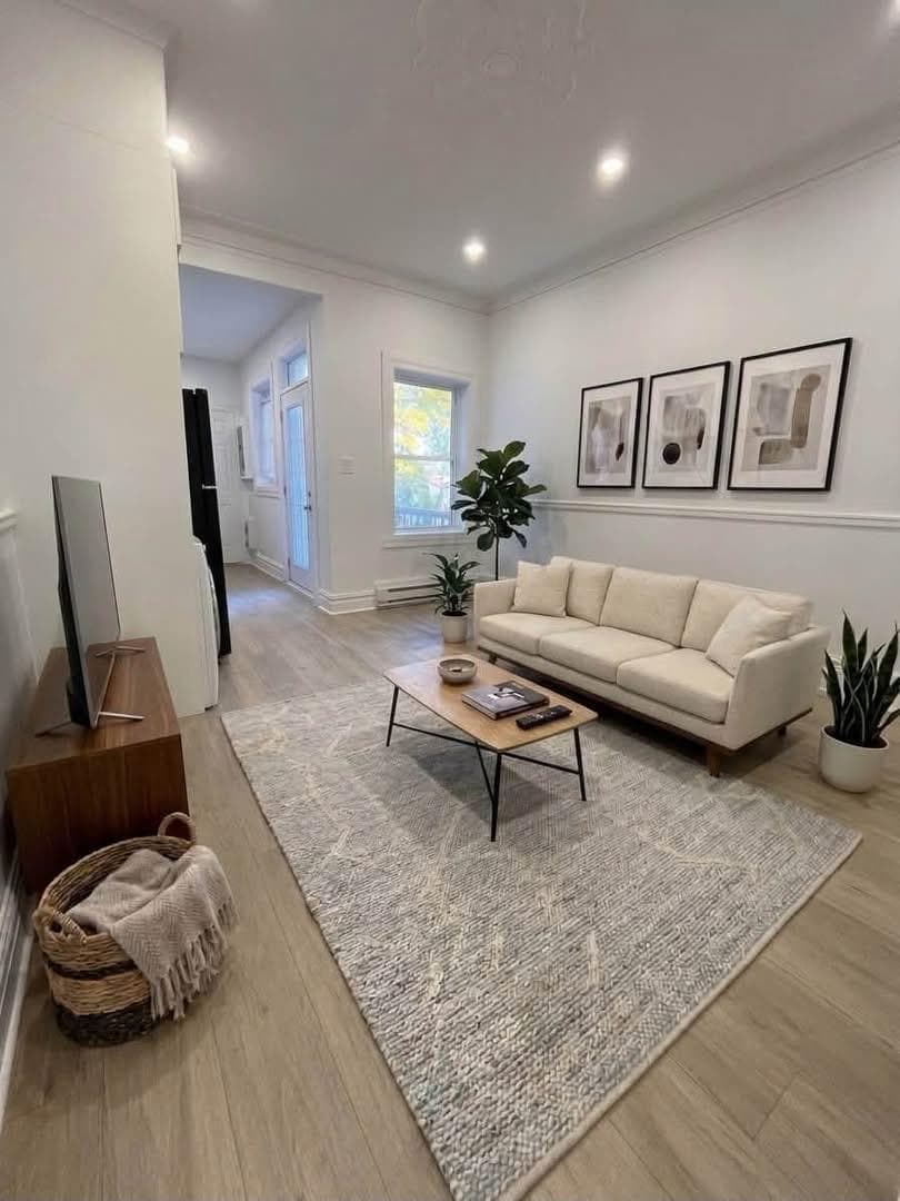 FULLY RENOVATED 2-BEDROOM APARTMENT | PLATEAU-MONT-ROYAL | TWO BALCONIES